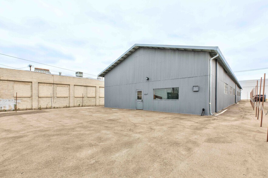 More Photos Of 2503 N Ontario St, Burbank Showroom For Lease