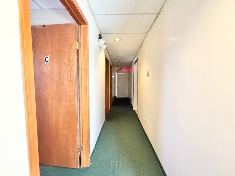 More Photos Of 39 Grenhart Rd, Stamford Freestanding For Lease