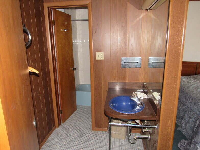 More Photos Of 11401 Pennsylvania 61 Hwy, Mount Carmel Hotel For Sale