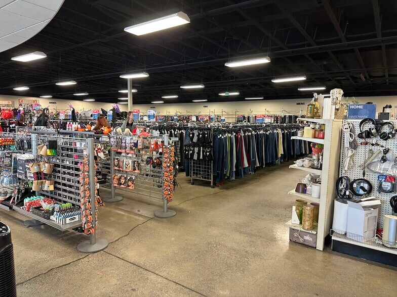 More Photos Of 301 E Wallace Kneeland Blvd, Shelton General Retail For Lease