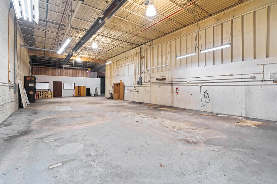 More Photos Of 15 S Worthington St, Youngstown Warehouse For Sale