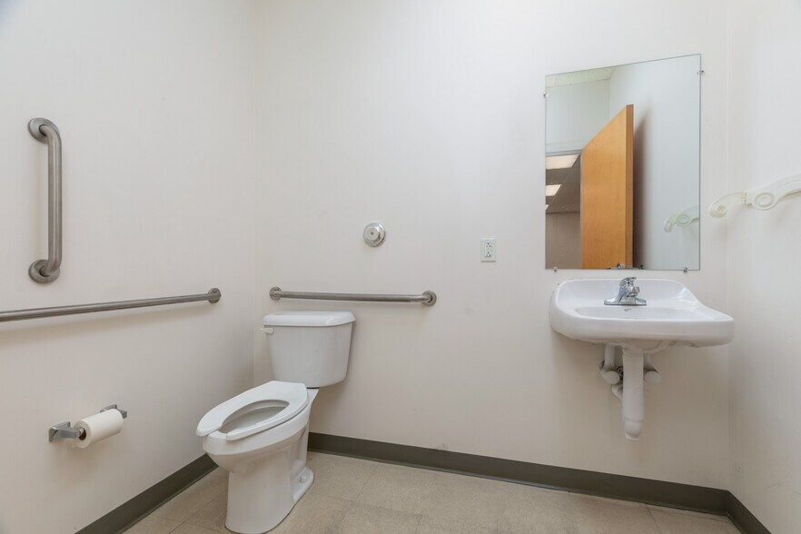 More Photos Of 13640 Lakefront Dr, Earth City Warehouse For Lease