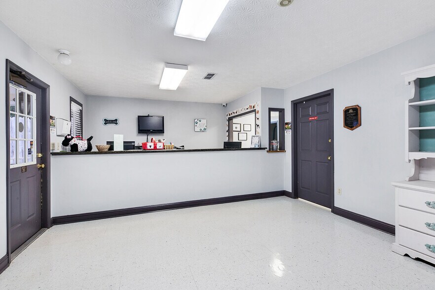 More Photos Of 22 Jefferson Pl, Newnan Veterinarian Kennel For Sale