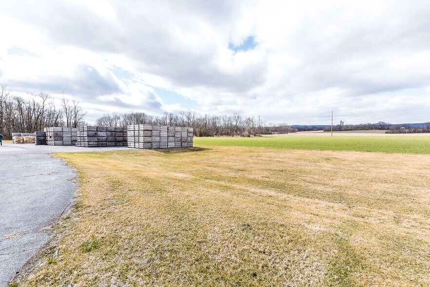 More Photos Of 196 Carlton Dr, Inwood Industrial For Sale