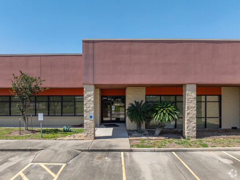More Photos Of 12055 Kurland Dr, Houston Warehouse For Lease