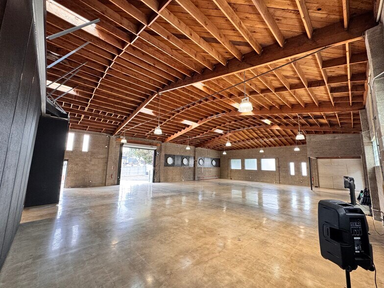 More Photos Of 1366 Hornblend St, San Diego Flex For Lease
