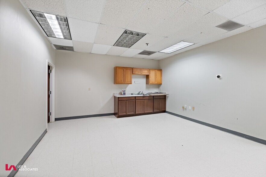 More Photos Of 5020-5072 Clark Howell Hwy, College Park Showroom For Lease