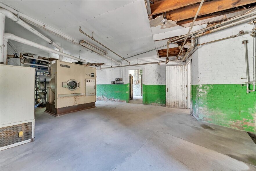 More Photos Of 231 S Colorado St, Salem Freestanding For Sale