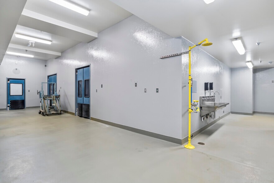 More Photos Of 275 W Lundgren Mill Dr, Sisters Manufacturing For Sale