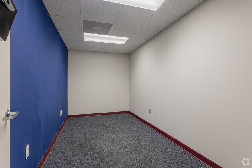 More Photos Of 5306 Peters Creek Rd, Roanoke Showroom For Sale