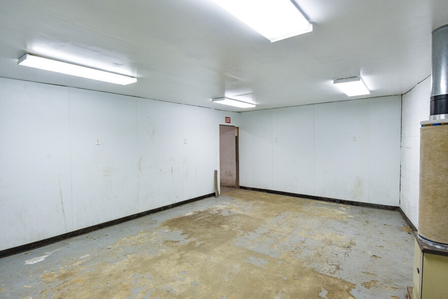More Photos Of 7402-7408 Maxey Dr, Fort Washington Warehouse For Lease