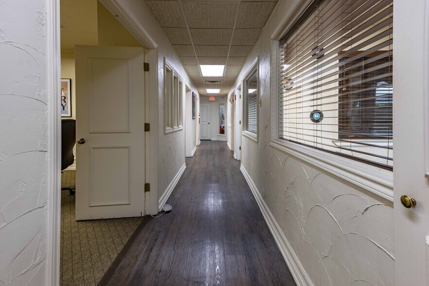 More Photos Of 3010 W Park Row Dr, Pantego Office For Sale