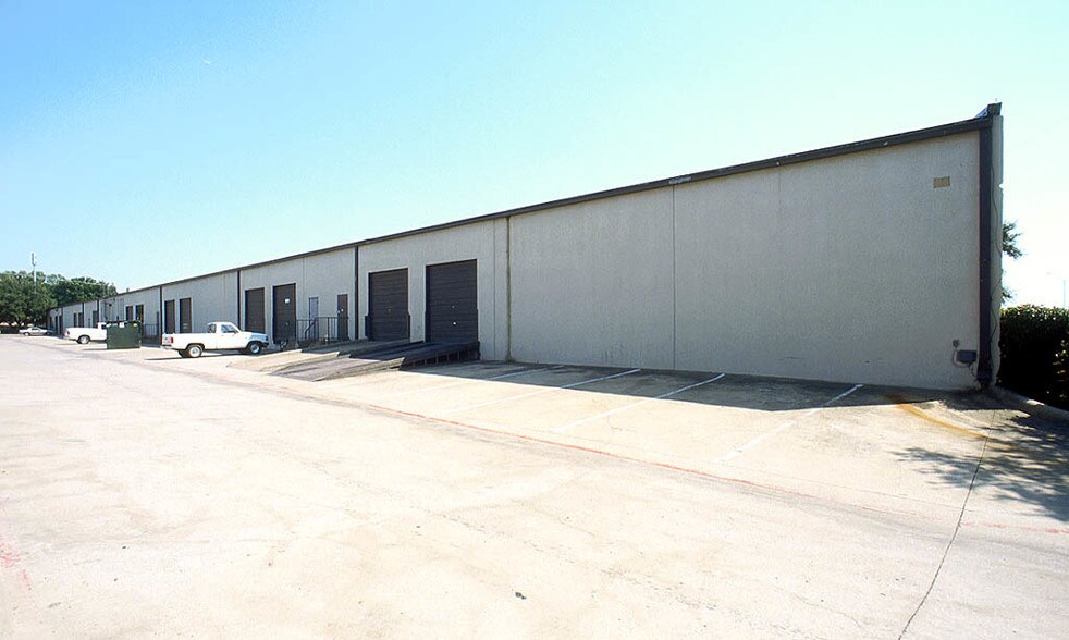 More Photos Of 1600 N Stemmons Fwy, Carrollton Flex For Lease