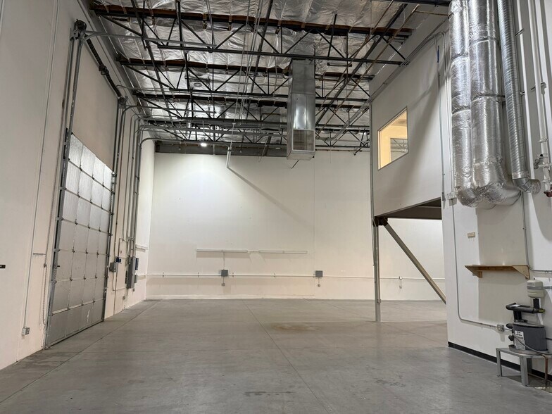 More Photos Of 34500 Gateway Dr, Palm Desert Warehouse For Lease
