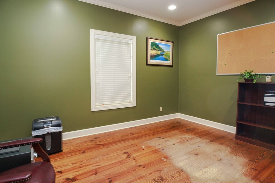 More Photos Of 106 N Alexander Ave, Washington Office For Sale