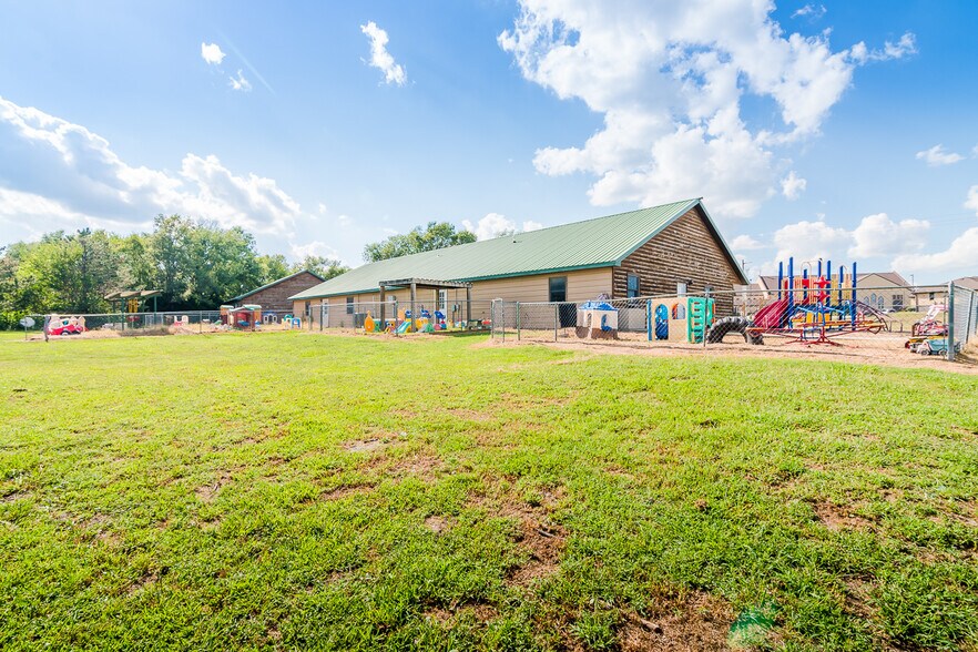 More Photos Of 17656 Old Post Rd, Wamego General Retail For Sale