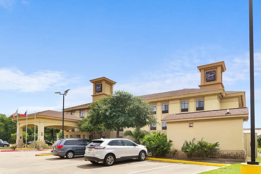 More Photos Of 18150 McKay Dr, Humble Hotel For Sale