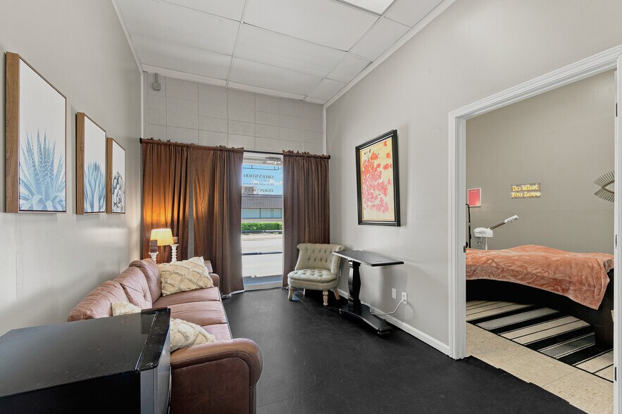 More Photos Of 20 Town Sq, Greenwood Health Club For Sale