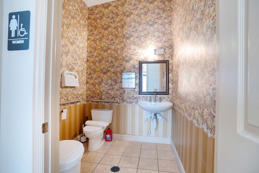 More Photos Of 3910 Golf Park Loop, Bradenton Office For Sale