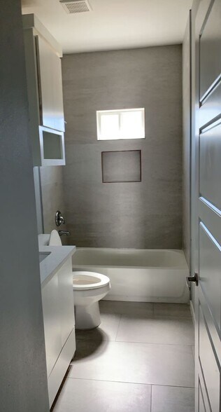 More Photos Of 800 W Sunset Valley St, Alton Apartments For Sale