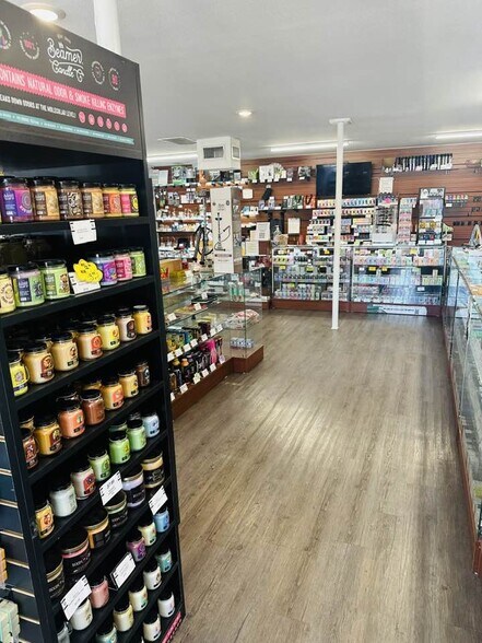 More Photos Of 210 Broadway St, Joshua Storefront Retail Office For Sale