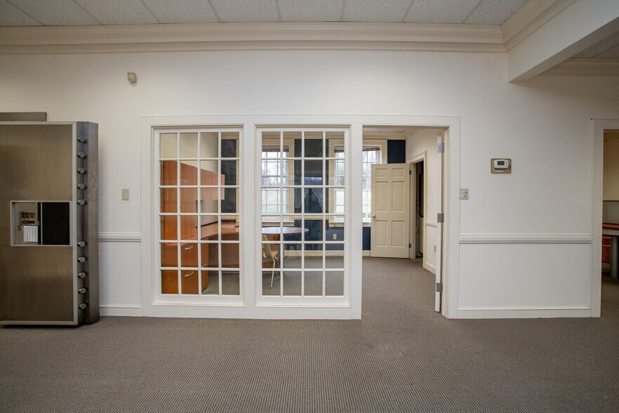More Photos Of 3651 Greensboro Rd, Ridgeway Bank For Lease