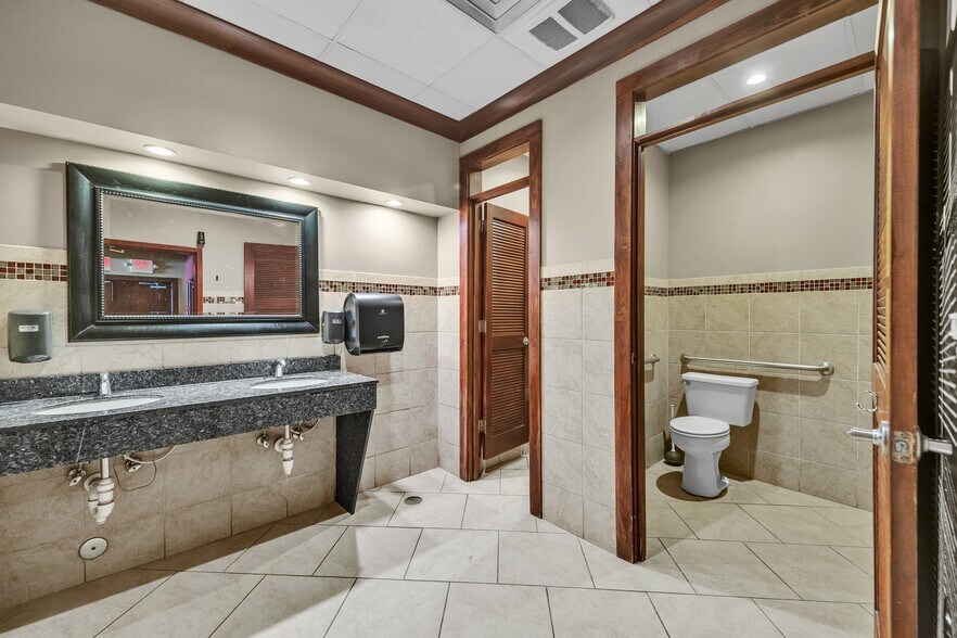 More Photos Of 1036 Volvo Pky, Chesapeake Freestanding For Sale