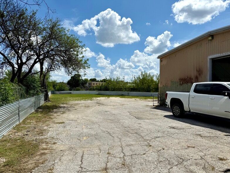 More Photos Of 1830 Jackson Keller Rd, San Antonio Warehouse For Sale
