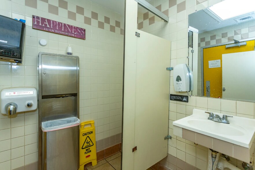 More Photos Of 3530 Pelham Pky, Pelham Fast Food For Sale