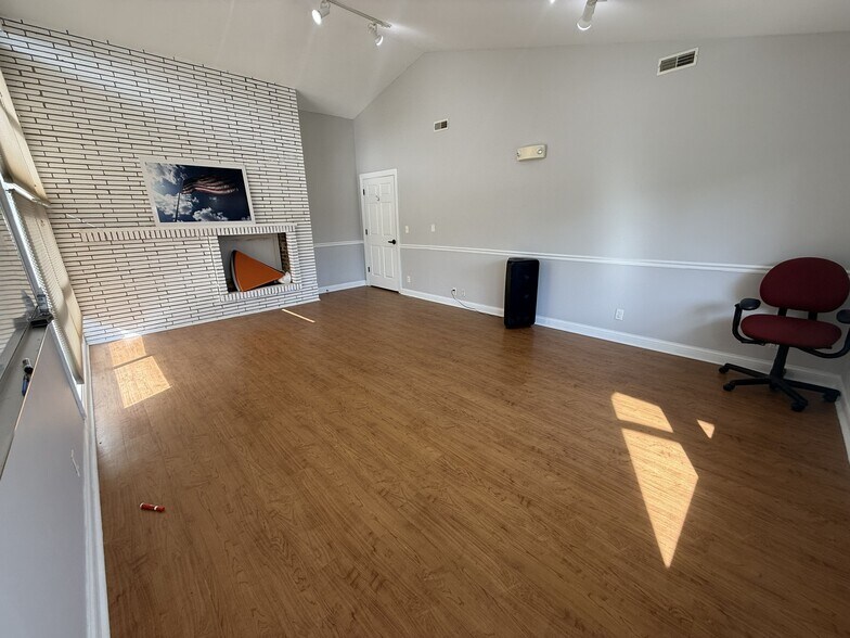 More Photos Of 806 Penny Ave, East Dundee Storefront Retail Office For Lease