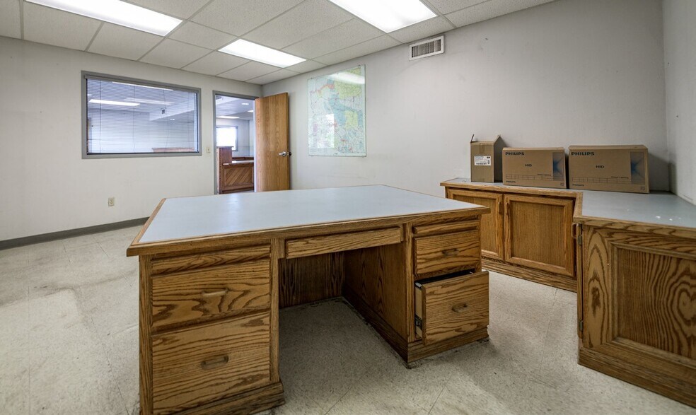 More Photos Of 2332 N Walgreens St, Flagstaff Warehouse For Lease