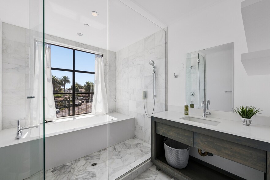 More Photos Of 1317 Cabrillo Ave, Venice Flex For Sale