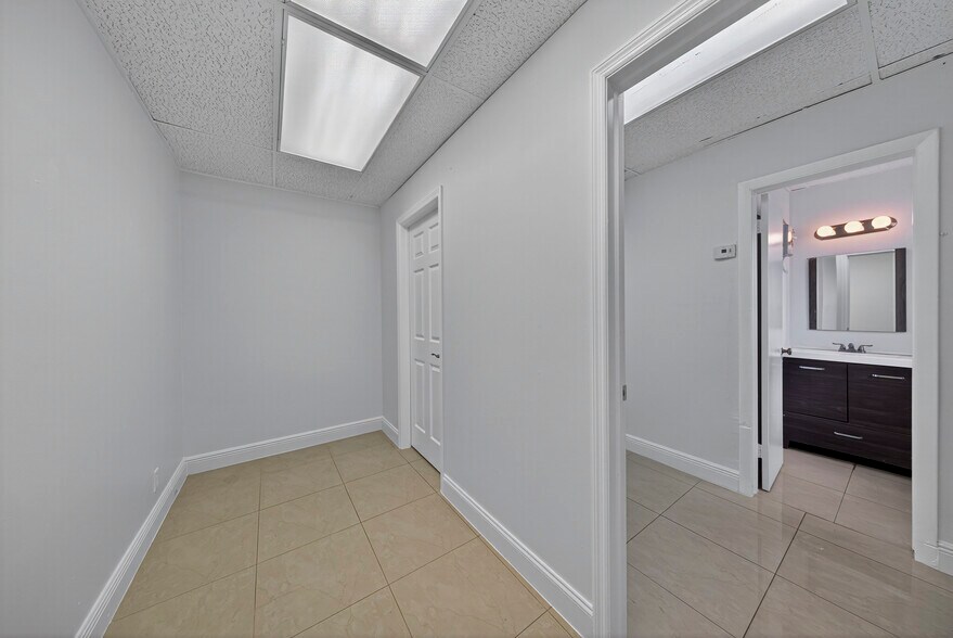 More Photos Of 1750 E Commercial Blvd, Fort Lauderdale Storefront For Lease