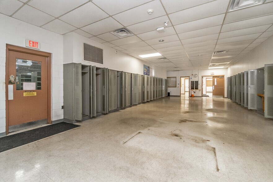 More Photos Of 1050 W Water St, Coaldale Flex For Sale