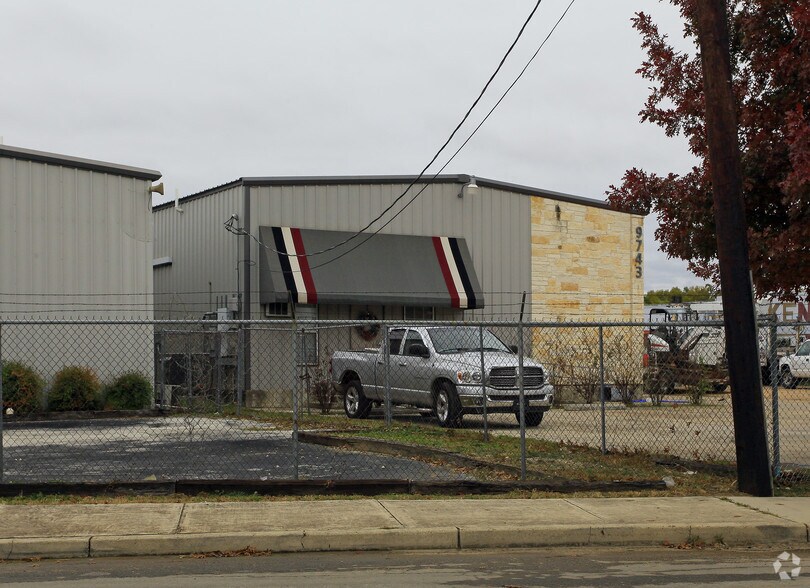 More Photos Of 9743 Cobb St, San Antonio Warehouse For Sale