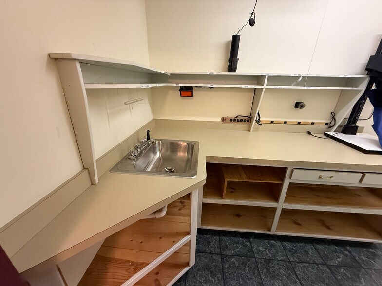 More Photos Of 403 Chatham Sq, Fredericksburg Office For Sale