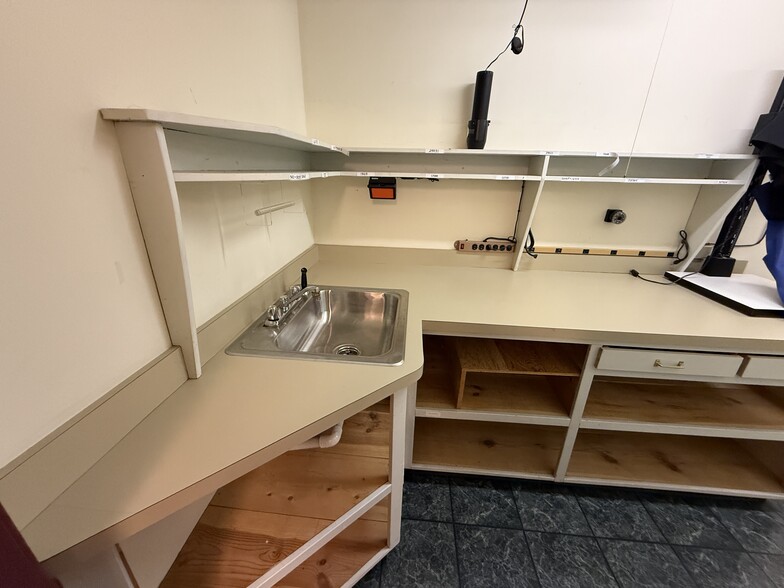 More Photos Of 403 Chatham Sq, Fredericksburg Office For Sale