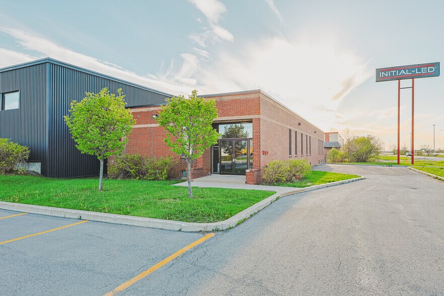 More Photos Of 1280 Rue Nobel, Boucherville Manufacturing For Lease