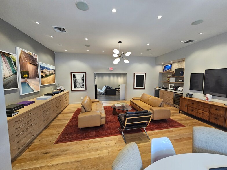 More Photos Of 445 New York Ave, Huntington Freestanding For Lease