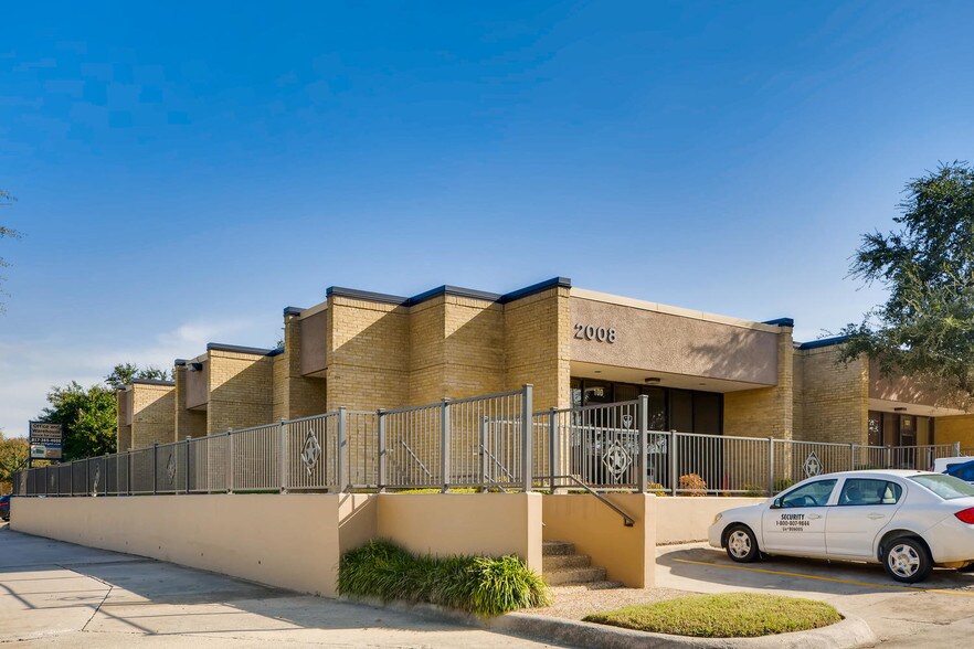 More Photos Of 2000 E Randol Mill Rd, Arlington Light Distribution For Lease