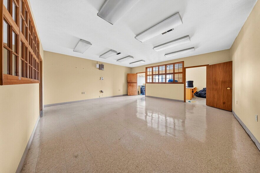 More Photos Of 848 W Johnson Dr, Terre Haute Storefront Retail Office For Sale