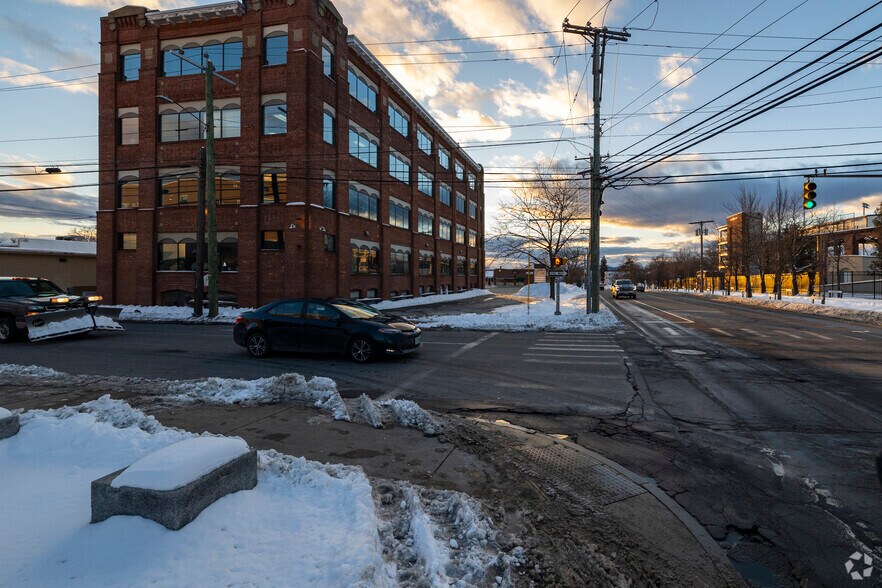 More Photos Of 228 Maple St, Manchester Office For Sale