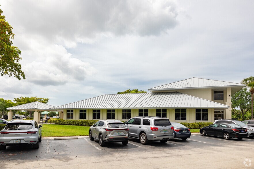 More Photos Of 681 Goodlette Rd N, Naples Medical For Lease