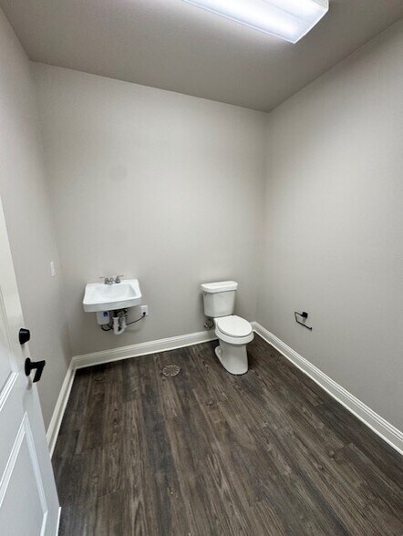 More Photos Of 4356 Roy Rd, Shreveport Flex For Lease