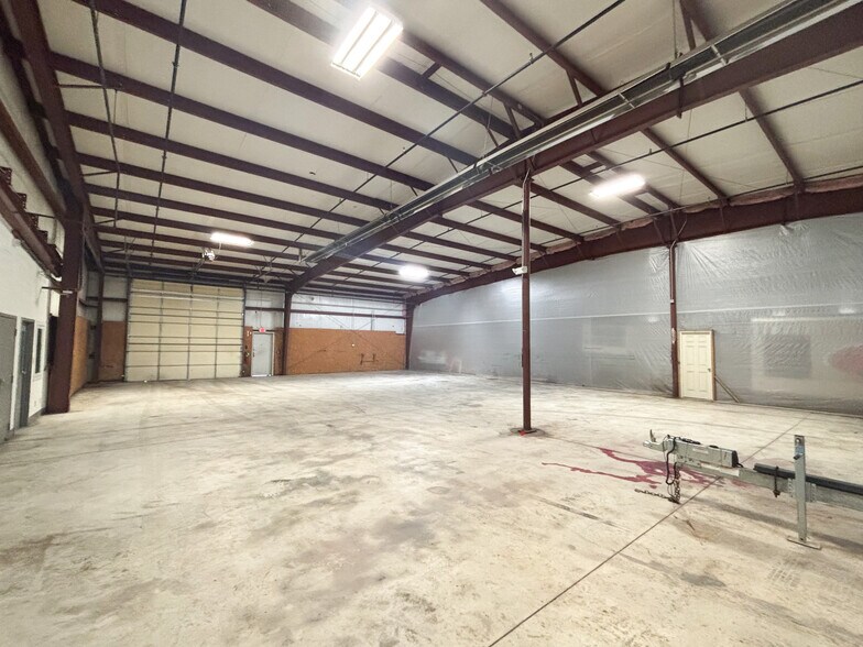 More Photos Of 1551 W Skyline Ave, Ozark Industrial For Lease