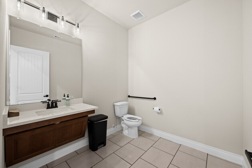 More Photos Of 19151 Oak Canyon Dr, Conroe Coworking Space