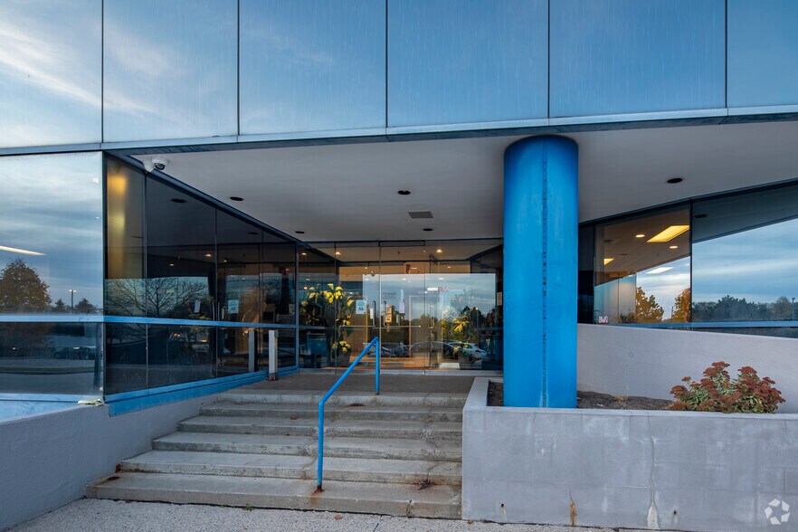 More Photos Of 100 Mural St, Richmond Hill Office For Sale