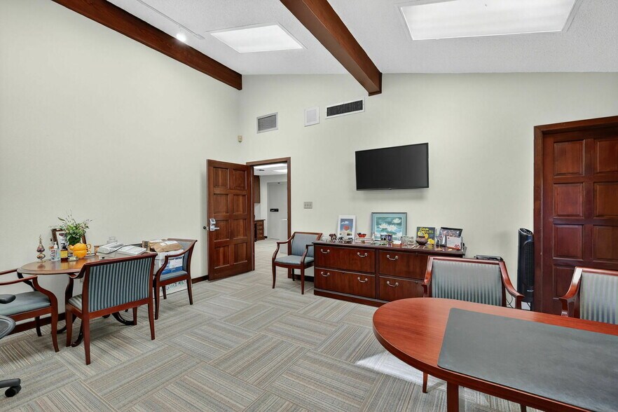 More Photos Of 1029 W Magnolia St, Leesburg Office For Sale