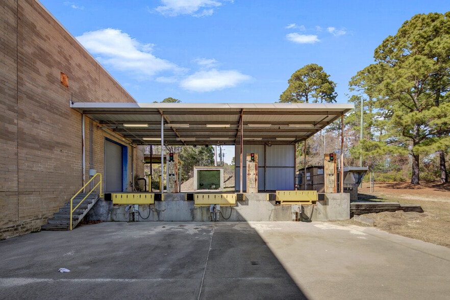 More Photos Of 3036 Gillespie St, Fayetteville Manufacturing For Lease