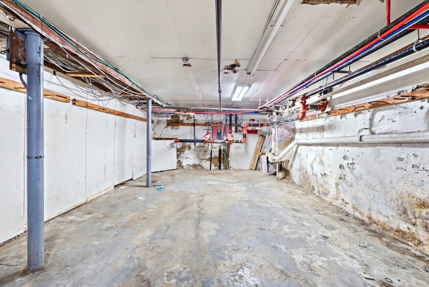 More Photos Of 272 Broadway, Bethpage General Retail For Sale